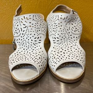 Liliana heel sandals size 9, light gray.